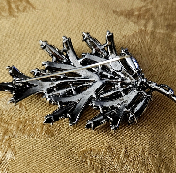 Weiss Black and Silver Leaf Brooch - Picture 5 of 5